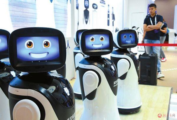 8月20日,一家智能机器人厂家的技术人员在大会上为观众介绍智能机械臂